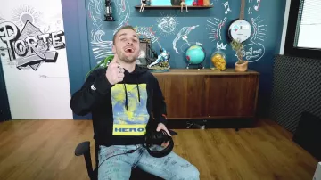 Le sweatshirt Heron Preston porté par Squeezie dans sa vidéo YouTube Est-ce vraiment intéressant ? ¯\_(ツ)_/¯