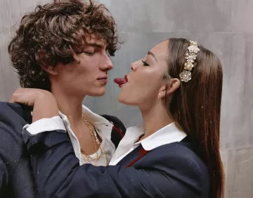 Le serre-tête en métal avec perles et détails dorés porté par Danna Paola sur une photo promotionnelle de la série Élite