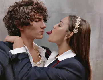 Le serre-tête en métal avec perles et détails dorés porté par Danna Paola sur une photo promotionnelle de la série Élite