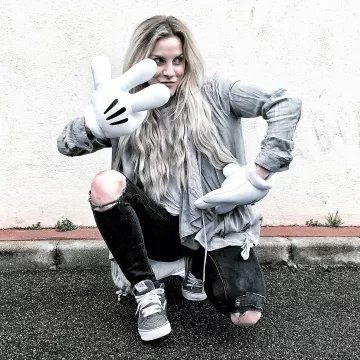 Les gants de déguisement Mickey Mouse portés par Emy Ltr sur son compte Instagram @emy_ltr