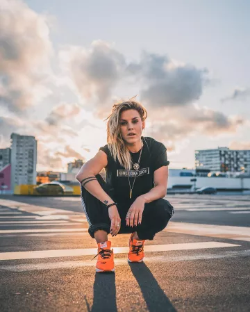 Zapatillas Nike Air Max 1 Just Do It Orange usadas por Emy Ltr en su cuenta de Instagram @emy_ltr