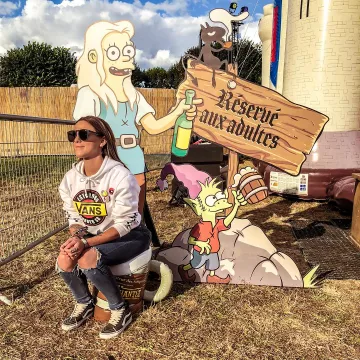 Le sweatshirt à ca­puche Vans porté par Emy Ltr sur son compte Instagram @emy_ltr