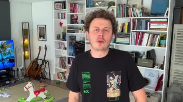Le t-shirt noir Off-White imprimé de Norman Thavaud dans sa vidéo YouTube NORMAN - LE CONFINEMENT
