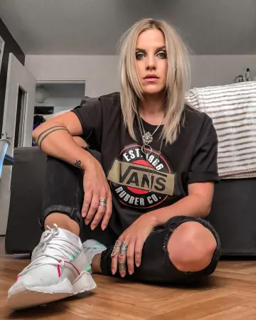 Zapatillas Puma x Cara Delevigne usadas por Emy Ltr en su cuenta de Instagram @emy_ltr