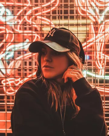 La gorra negra new era NY usada por Emy Ltr en su cuenta de Instagram @emy_ltr