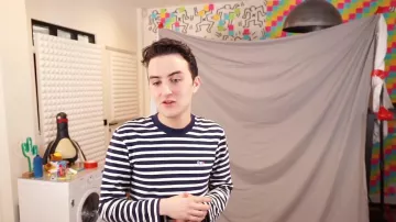 Le t-shirt Maison Kitsuné rayé à manches longues de Hugo Posay dans sa vidéo YouTube Je rencontre les gens pendant le confinement (Omegle)