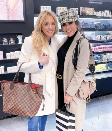 Suéter de cuello de tortuga de Emily en la cuenta de Instagram @emilyanngemma