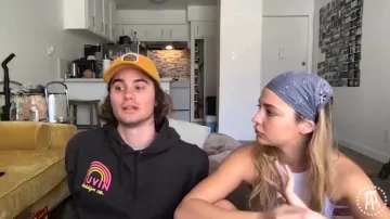 Duvin Design Co. Noir, Hoodie, portés par Chase Stokes dans les Outer Banks Étoiles Chase Stokes & Madelyn Cline Révéler Hilarante Scène coupée de la Vidéo de YouTube