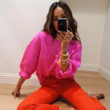 La blouse fushia portée par Julie Sariñana sur son compte Instagram @sincerelyjules 