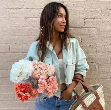 Les créoles XL dorées  portées par Julie Sariñana sur son compte Instagram @sincerelyjules 