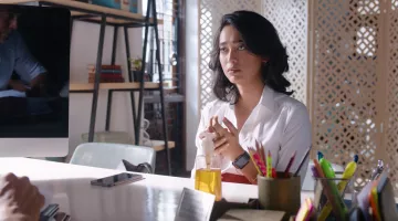 The watch Apple Watch Damini (Sayani Gupta) in Four More Shots Please (S01E01)
