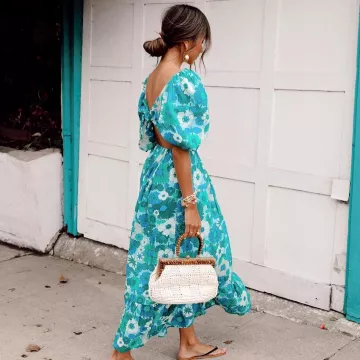 El vestido largo con flores azules que lució Julie Sariñana en su cuenta de Instagram @sincerelyjules 