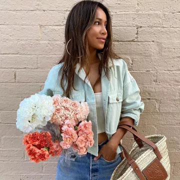 La veste en jean crop portée par Julie Sariñana sur son compte Instagram @sincerelyjules 