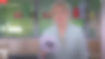 Camisa de seda holgada de Anne-Élisabeth Lemoine en C à Vous el 28.04.2020