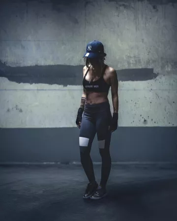 La casquette bleu marine des New York Yankees portée par Emy Ltr sur son compte Instagram @emy_ltr