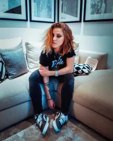 La paire de Vans Sk8-Hi en noir portée par Emy Ltr sur son compte Instagram @emy_ltr