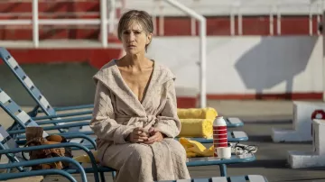 Beige bathrobe worn by Dasha (Harriet Walter) in Killing Eve (S03E04)