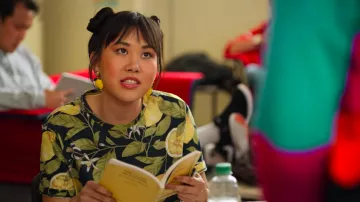 La camiseta azul oscuro con estampado de limón que usó Eleanor (Ramona Young) en My First Times (S01E08)