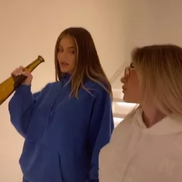 Balenciaga Copyright Logo Pullover Hoodie usado por Kylie Jenner Tiktok 28 de abril de 2020