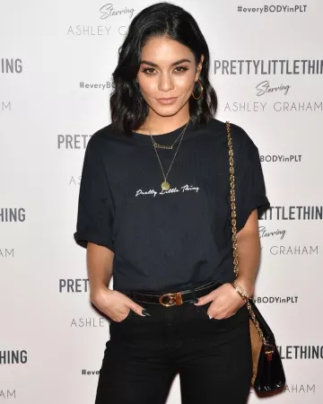 PrettyLittleThing Slogan Camiseta negra de gran tamaño usada por Vanessa Hudgens en su cuenta de Instagram @vanessahudgens