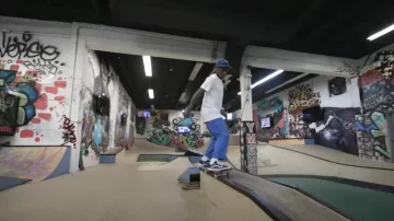 Vans Old Skool Core Clas­sics, Navy/White worn by Lil Wayne in his Piano Trap & Not Me (Official Music Video)