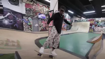 Balenciaga Logo Brodé Visière Chapeau Noir porté par Lil Wayne dans son Piano Piège et Pas Moi (official Music Video)