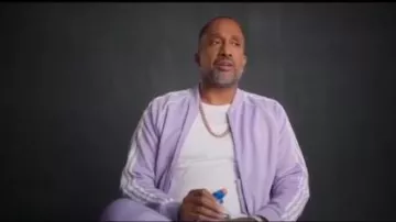 Chaqueta púrpura Adidas usada por Kenya Barris (Kenya Barris) en #blackAF Temporada 1 Episodio 7