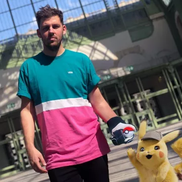 The t-shirt Vans two-tone Stone Croce on his account Instagram @pierrecroce