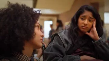 En velours côtelé Gris Veste portée par Devi (Maitreyi Ramakrishnan) dans je n'Ai Jamais Jamais Saison 1 Épisode 1