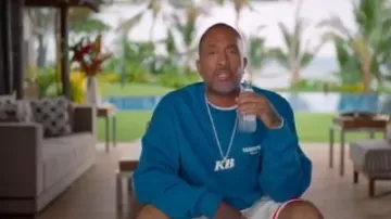 Sudadera azul usada por Kenya Barris (Kenya Barris) en #blackAF Temporada 1 Episodio 7