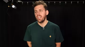 The t-shirt Carhartt green worn by Peter Croce in video 1 girl VS 10 girls on a app dating