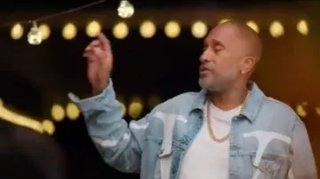 Chaqueta vaquera usada por Kenya Barris (Kenya Barris) en #blackAF Temporada 1 Episodio 7