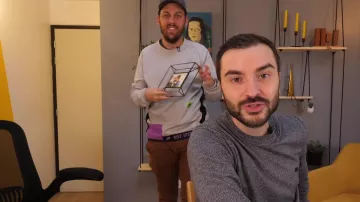 Sweatshirt Nike Sport worn by Peter Croce in the YouTube video It corrects the worst copies of students