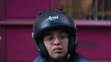 Le casque de moto noir de Nour (Melha Bedia) dans Forte