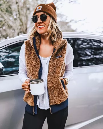 Avi­a­tor Sun­glass­es of Lee Anne Benjamin on the Instagram account @leeannebenjamin