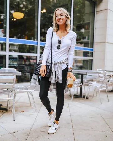 Ray-ban Sun­glass­es of Lee Anne Benjamin on the Instagram account @leeannebenjamin