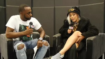 La paire de Vans en noir et blanc portée par Doja Cat dans la vidéo Doja Cat Talks New Album