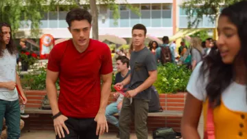 La camiseta roja usada por Paxton (Darren Barnet) en My First Times (S01E03)