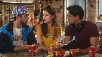 Le t-shirt jaune avec impression California porté par Claire Chust dans Scènes de ménages (le mercredi 29 avril 2020 à 13h40)