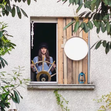 The navy stripes Armor-lux scope by Audrey Pirault on his account Instagram @audrey.pirault