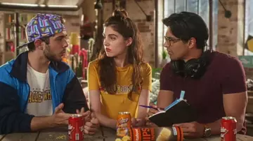 La casquette multicolore avec imprimé portée par Vinnie Dargaud dans Scènes de ménages