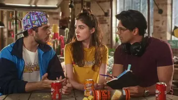 La veste coupe-vent légère color block bleu portée par Vinnie Dargaud dans Scènes de ménages