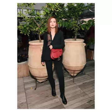 Dior Mi­ni Sad­dle Bag in Red Calf­skin worn by Zoey Deutch on her Instagram account @zoeydeutch