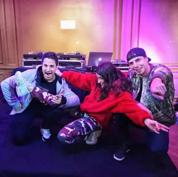 The cargo pants camouflage bordeaux worn by Maïcee on his account Instagram @maiceemusic