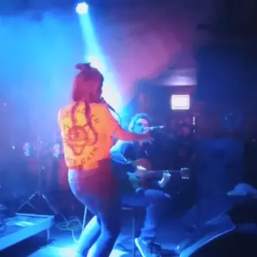 Le t-shirt jaune ja­cker porté par Maïcee sur son compte Instagram @maiceemusic