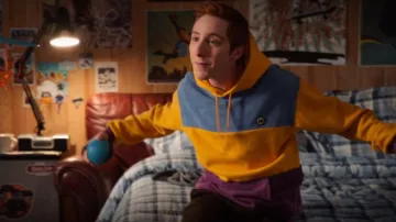 Le sweat­shirt porté par Big Red (Larry Saperstein) dans la série High School Musical : La Comédie Musicale : La Série (S01E03)