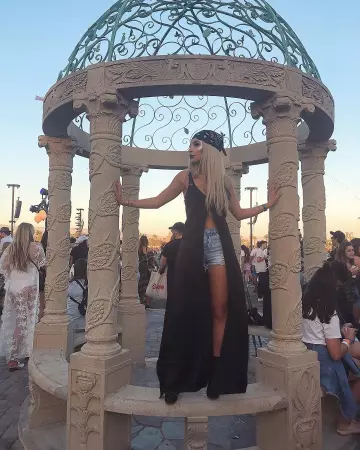 The jean shorts of Sananas on his account Instagram @sananas2106