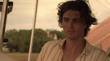 Urban Outfitters Jaune dépouillé button down shirt porté par John B (Chase Stokes) dans les Outer Banks (S01E02)