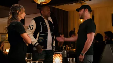 The jacket of baseball Louis Vuitton of Kenya Barris (Kenya Barris) in #blackAF (S01E01)