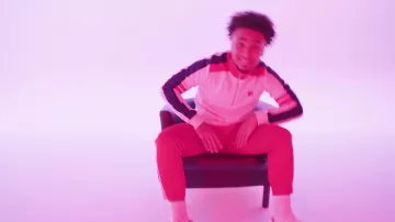 Le sweatshirt Fila zippé porté par LauCarré dans son clip Carrépisode #3 